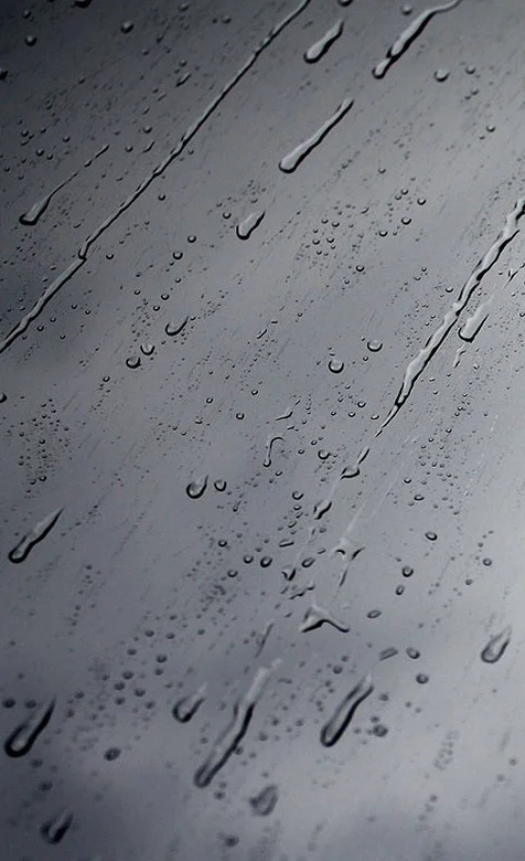 雨点打在玻璃上的高清写真手机壁纸