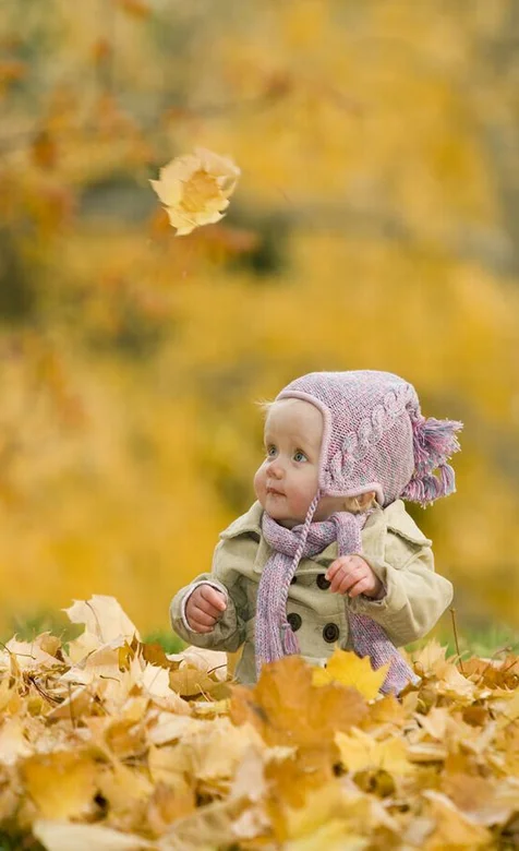 黄色树木背景下的超萌国外小女孩