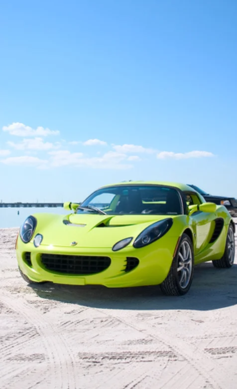 大海蓝天下的绿色跑车特写