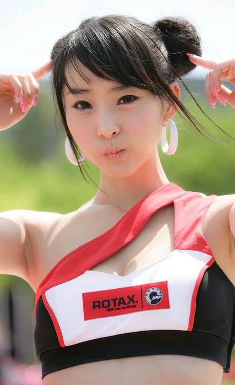 留着春丽发型的超级可爱美女车模手机壁纸