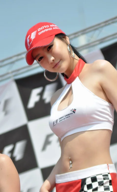 美女车模带着红色棒球帽在F1赛场上手机壁纸