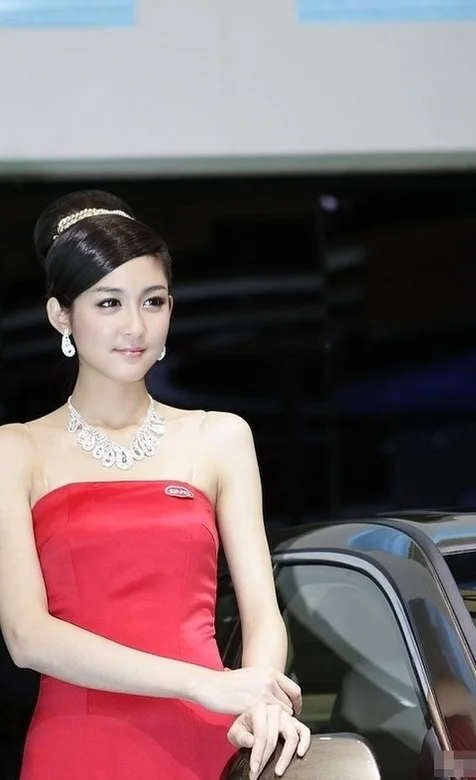 很有高贵气质的车模美女手机安卓桌面