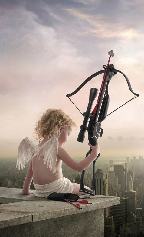 可爱丘比特拿着弓弩要射向谁呢