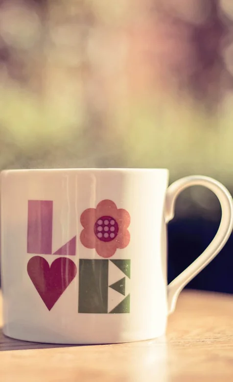 印制LOVE字母的唯美陶瓷杯手机桌面