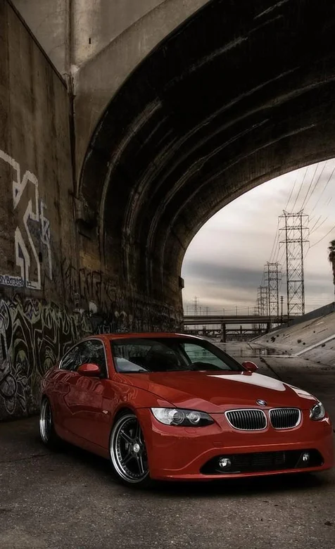 红色宝马系列轿车