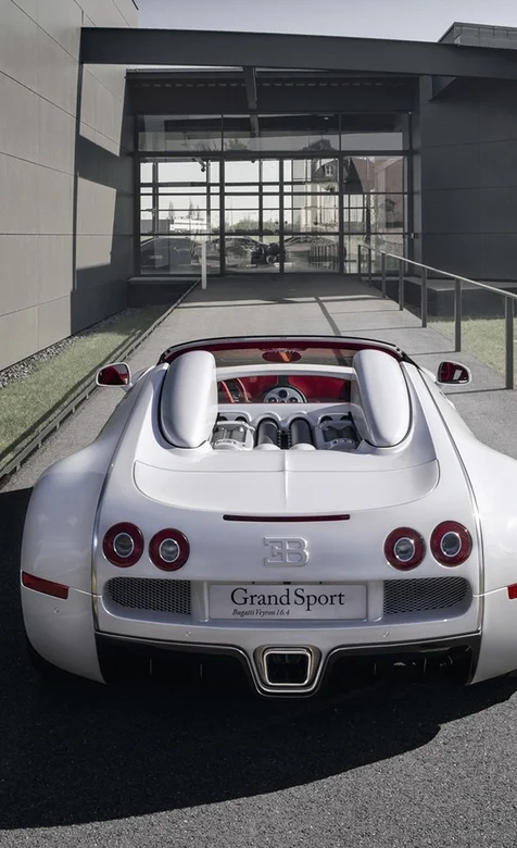 布加迪威航跑车尾部手机壁纸