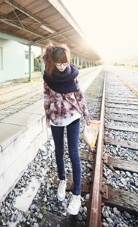 铁轨上的眼镜美女手机壁纸