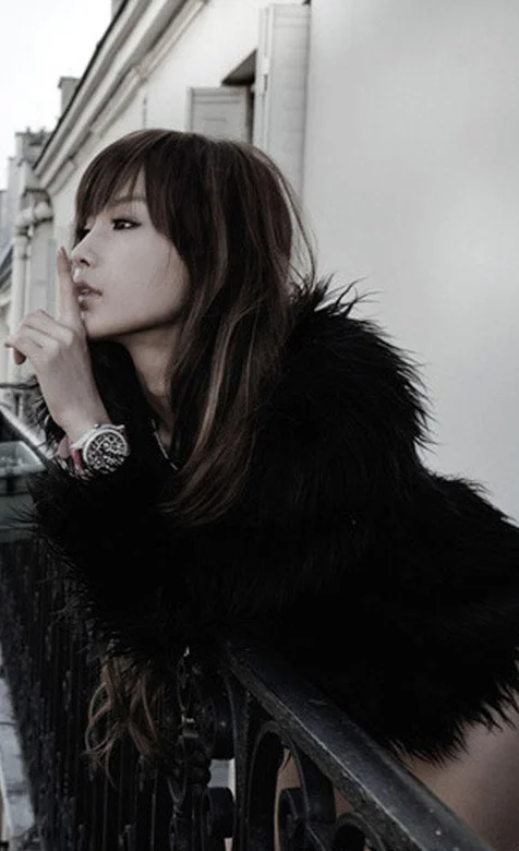 阳台上的性感美女高清手机壁纸