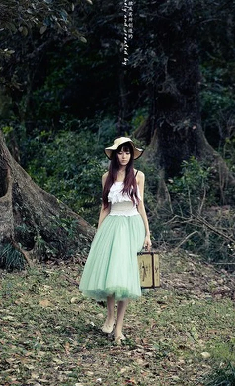 森林里带着帽子的美女手机壁纸