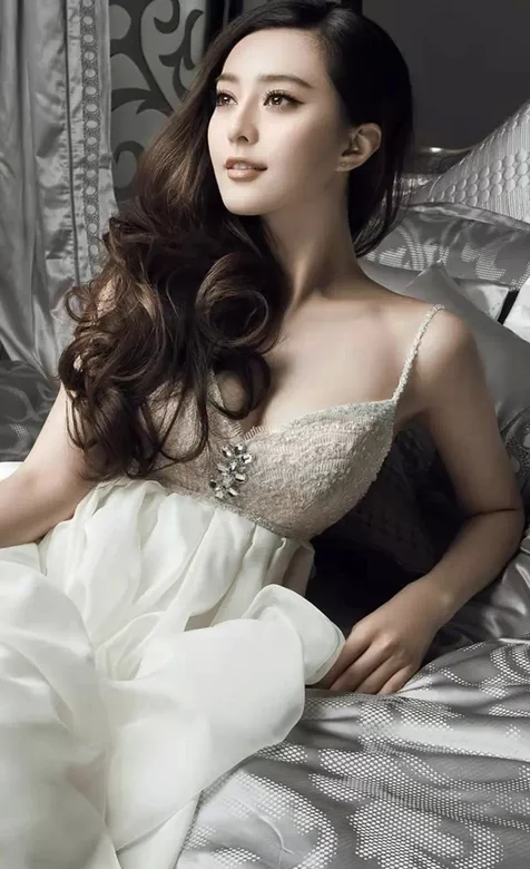 范冰冰床上睡衣写真手机壁纸