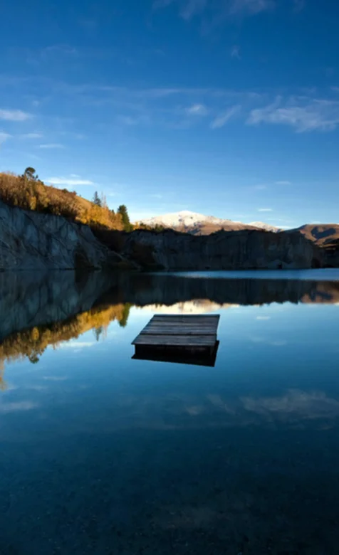 高清静水湖面手机壁纸
