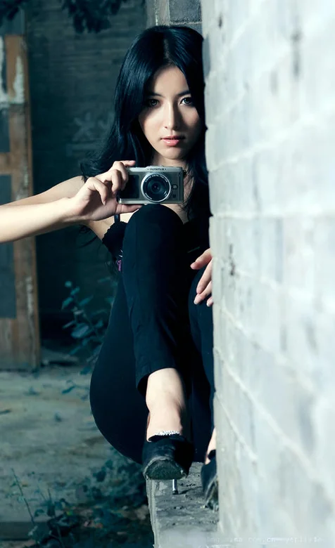 手拿相机的长发美女手机壁纸