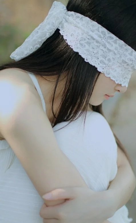 白色长裙女孩意境写真手机壁纸