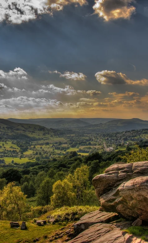 云彩下的森林苹果水机壁纸