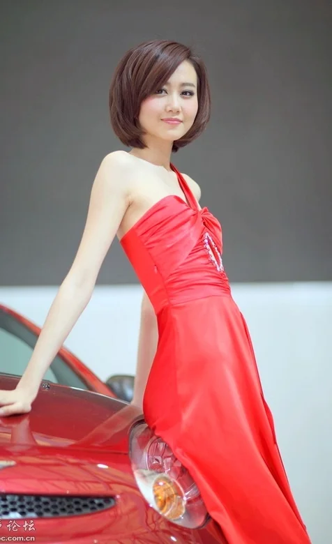 车展上的红裙美女车模手机壁纸