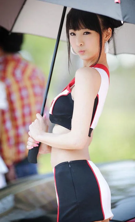 赛场上伞下的可爱车模手机壁纸