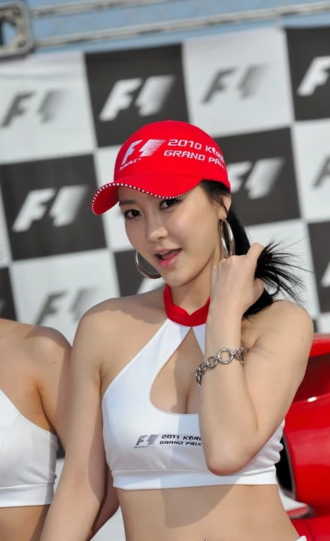 F1赛场上的爆乳车模高清手机壁纸