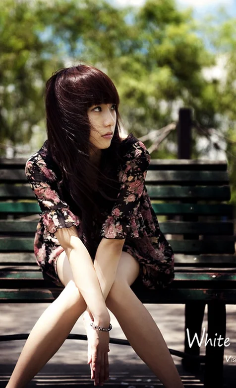 美女在公园长椅上的写真手机壁纸