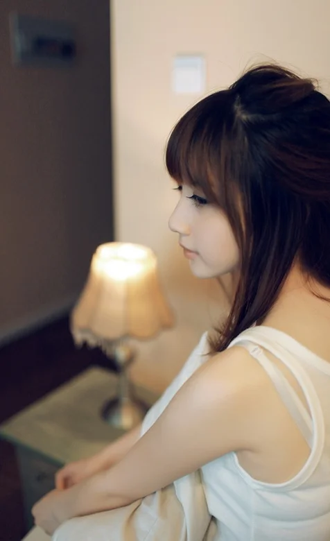 酒店床上美女的写真手机壁纸