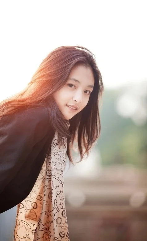 夕阳下的公路清纯美女手机壁纸