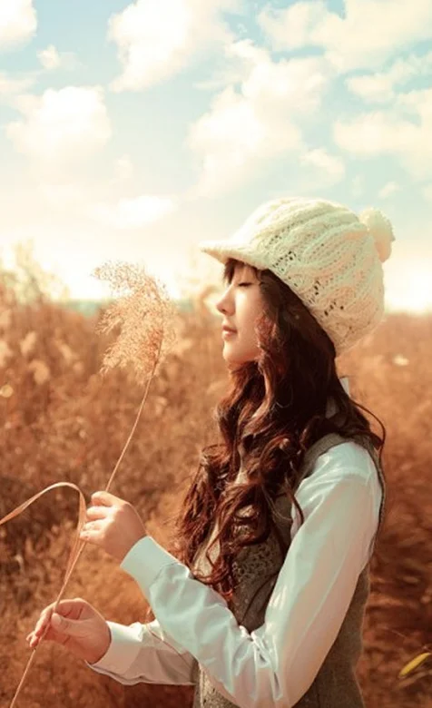 美女草地冬季写真手机壁纸