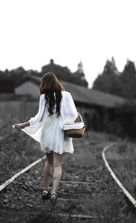 意境铁轨上的白裙少女苹果壁纸