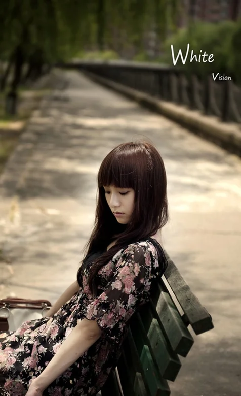 公园长椅上的的美女