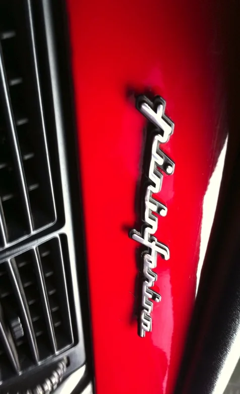 跑车车头特写手机壁纸