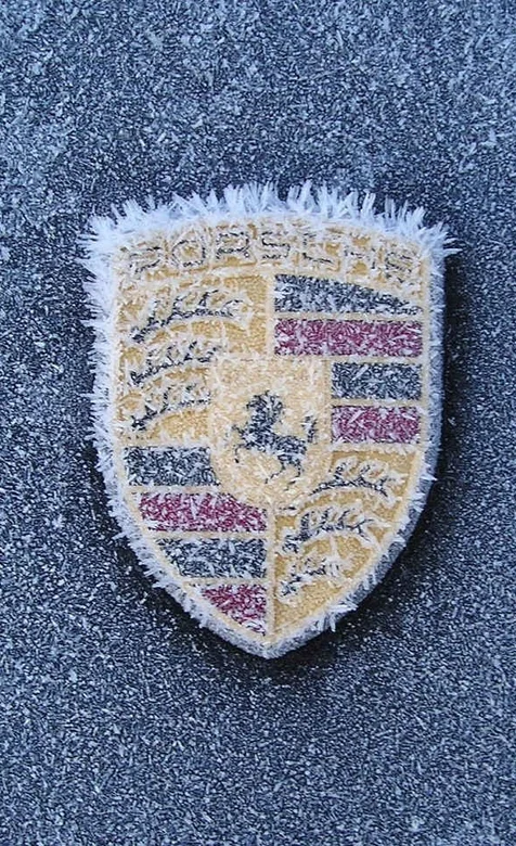 冰封法拉利LOGO手机壁纸