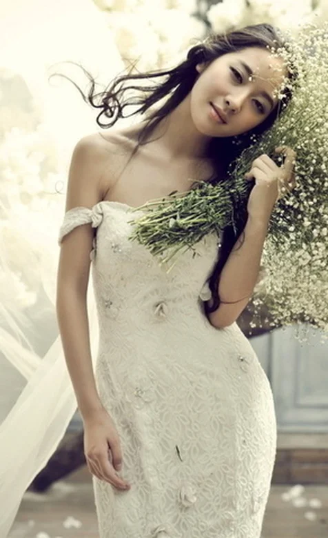 白裙美女自然写真手机桌面