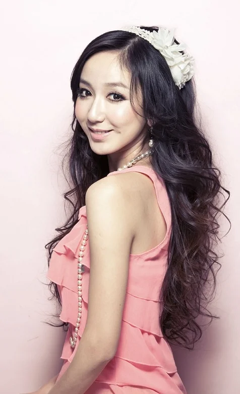 爱情公寓胡一菲的扮演者娄艺潇粉色公主造型手机壁纸