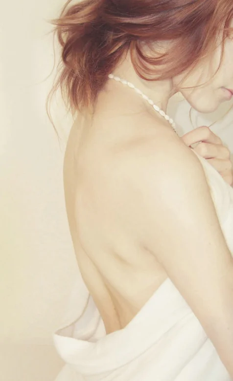 美女香肩裸露高清手机桌面