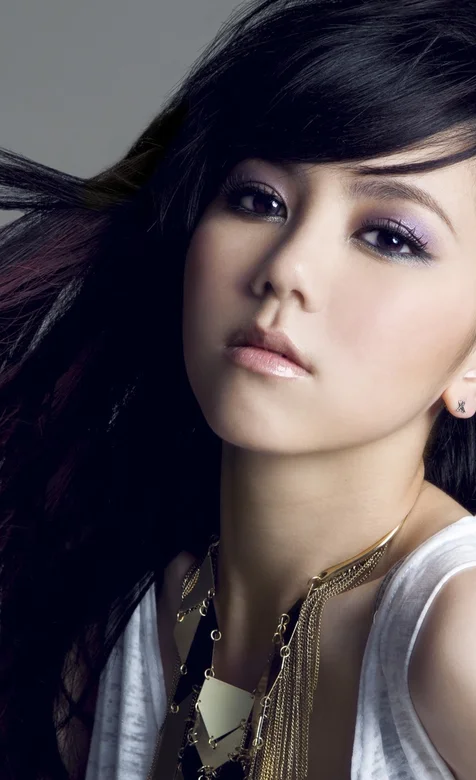 邓紫棋长发飘飘造型手机桌面