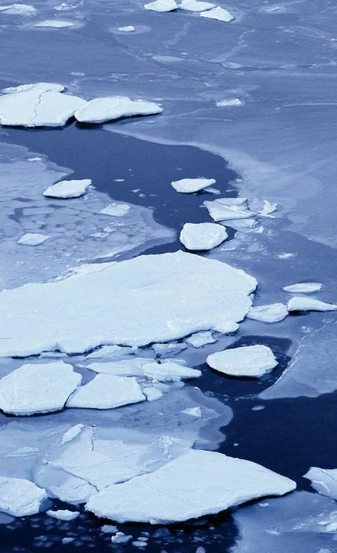 冬季河床上的冰特写手机壁纸
