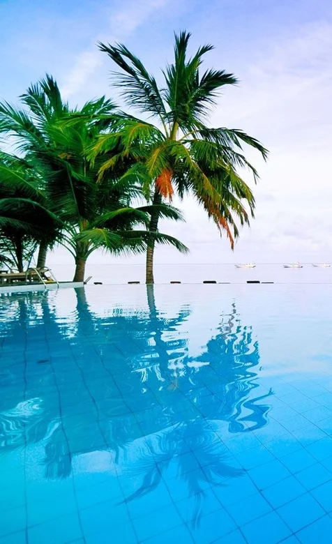 三亚蔚蓝的海水高清手机桌面