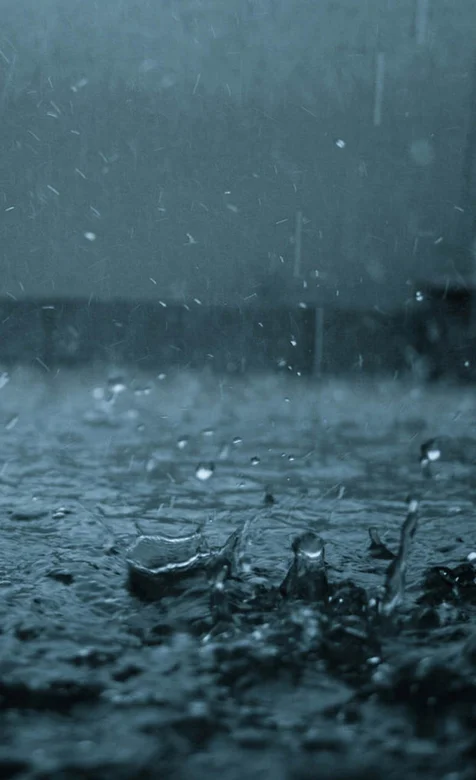 大雨滴在地上的特写手机壁纸