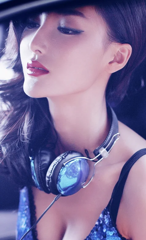 高清性感红唇车模车内近照手机壁纸