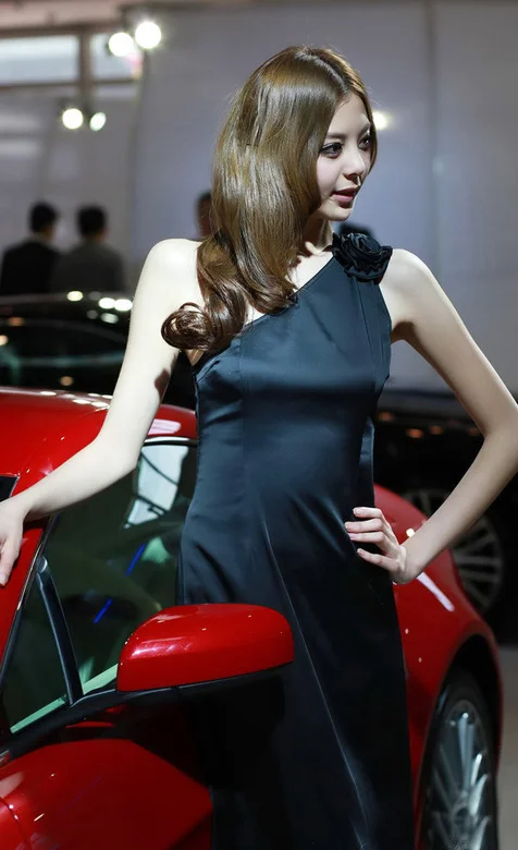 广州车展黑裙美女车模手机壁纸