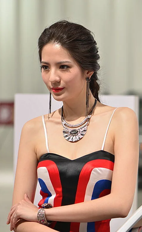 车展气质型美女车模手机壁纸