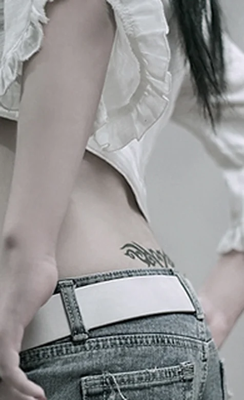 纹身女孩手机壁纸