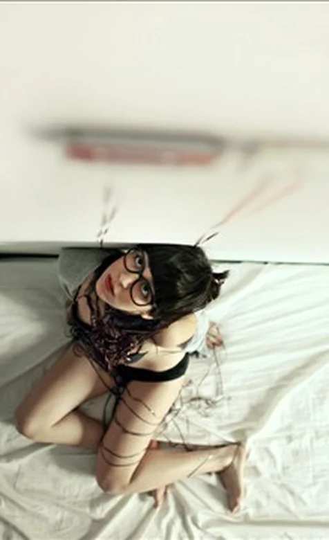 性感眼镜美女仰视写真手机壁纸