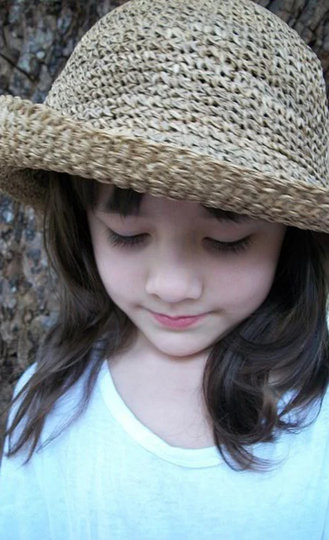 戴草帽的小女孩高清手机壁纸