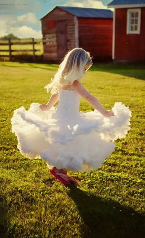 穿婚纱的小女孩手机桌面壁纸下载