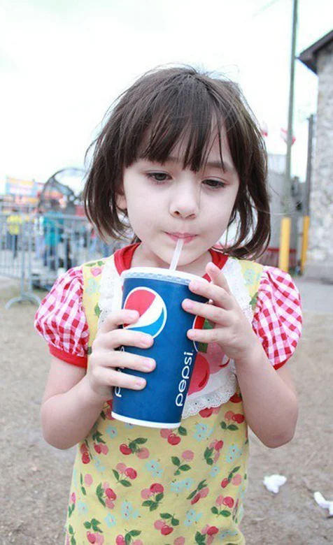 喝着可乐的超可爱小女孩手机壁纸