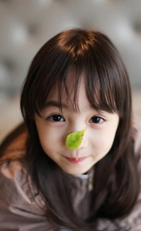 鼻头上的绿叶可爱小萝莉手机桌面下载