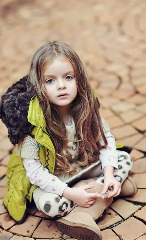 在干枯的河床上的俄罗斯小萝莉手机壁纸