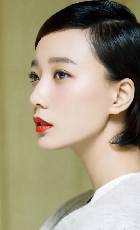 王珞丹个人写真壁纸-白衣红唇手机壁纸