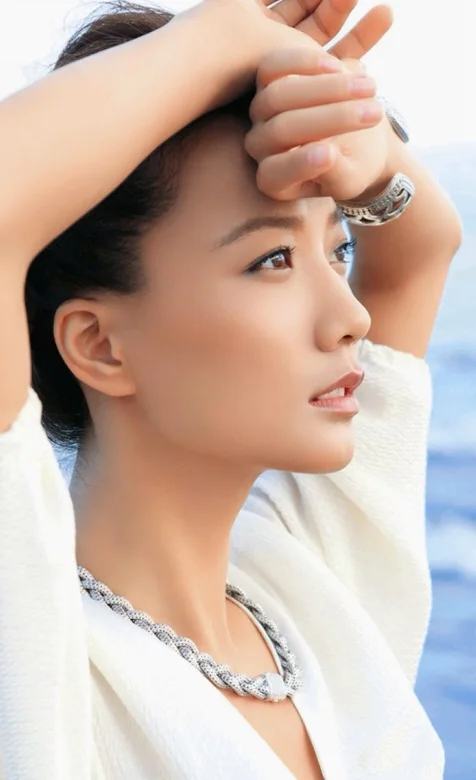 影星王璐丹海边写真手机壁纸