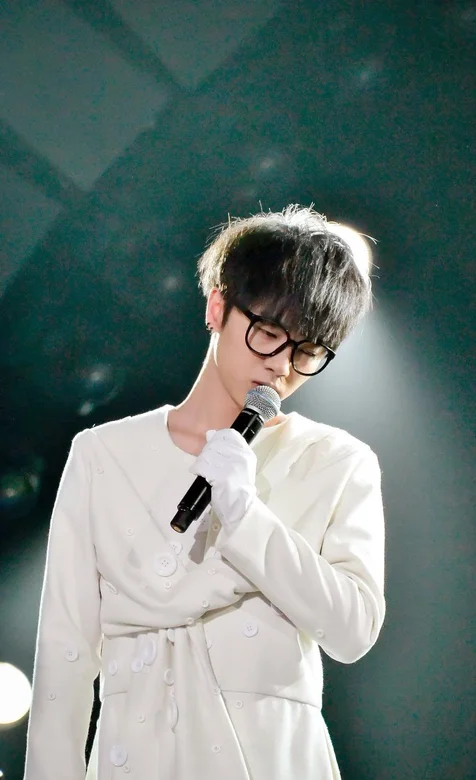 歌手华晨宇白衣台风手机壁纸下载