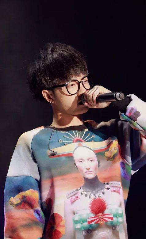 歌手华晨宇手机壁纸